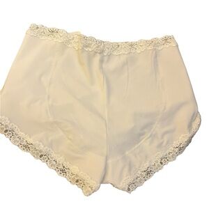 Secret Treasures NEW back lift enhancer lace embellished briefs, size Large